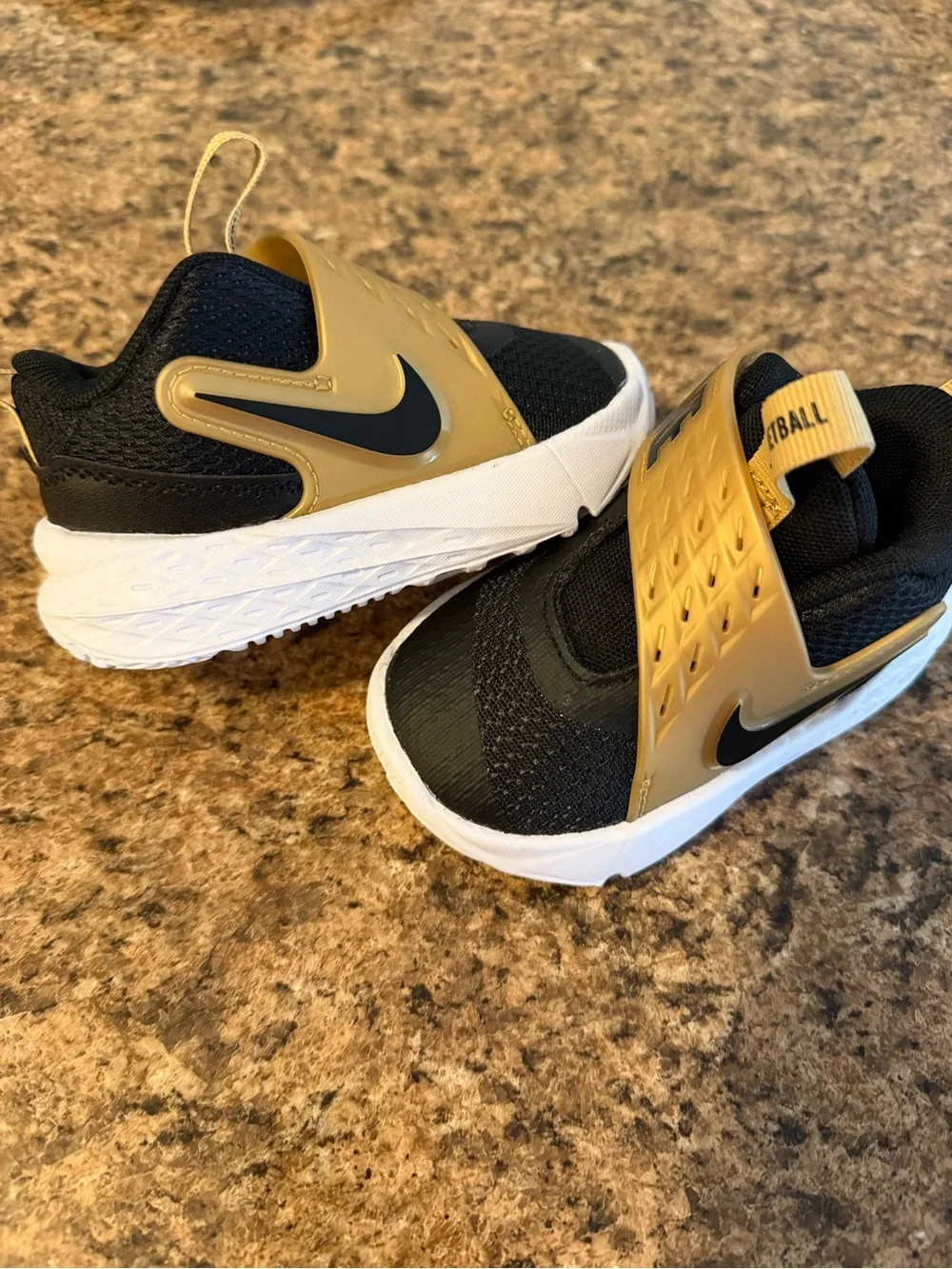 Nike Toddlers Team Hustle D12 Black/Gold Shoes!!(5)